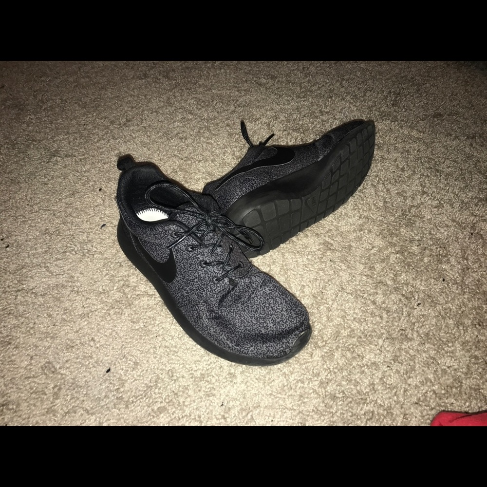 ROSHE RUNS (black) - Picture 2 of 2